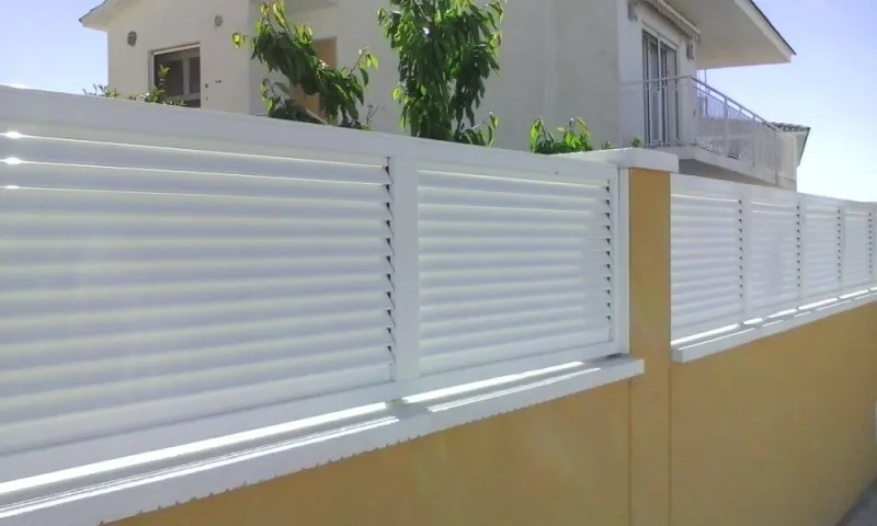 Valla tipo celosía para terraza  Carpintería de Aluminio Barcelona